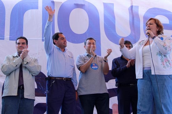 Ana Teresa Aranda acompaña a Enrique Guevara en acto proselitista en Xonacatepec