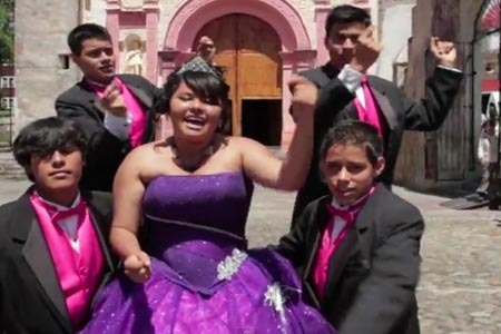 Quinceañera mexicana y su sexy chambelán en Youtube