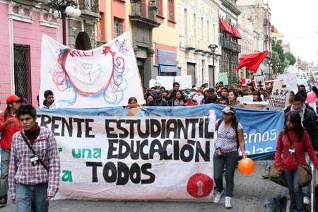 Estudiantes rechazados de la BUAP se manifestaron por las calles de Puebla