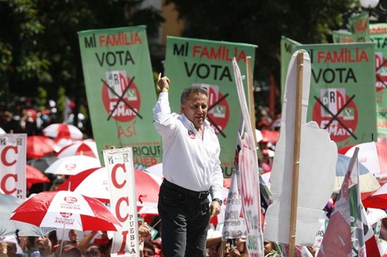 Agüera cierra campaña, condena los “inventos” que cuestan millones