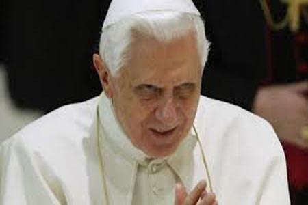 Benedicto XVI será Papa “emérito” y podrá seguir vistiendo de blanco