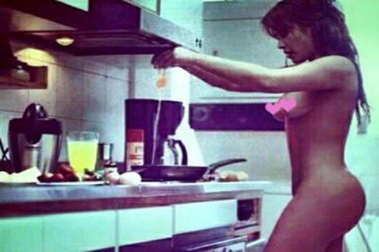 Kim Kardashian, ¿Desnuda en la cocina?