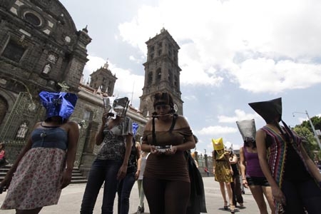 Grupo Indios Ladinos realizó performance Maquila en el zócalo de Puebla
