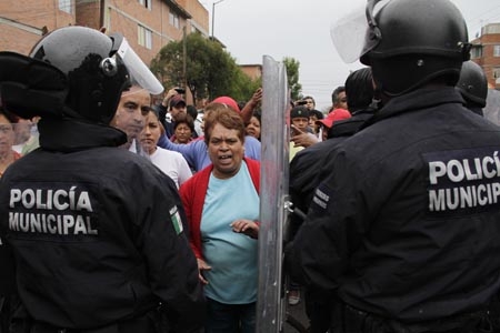 Policía retira a ambulantes y casetas que invadían espacios públicos en Agua Santa