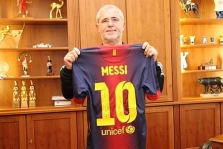 Gerd Müller presume playera de Messi