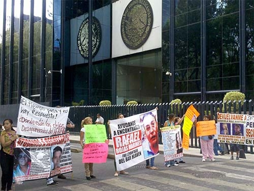 PGR recibe a familiares de 12 desaparecidos tras bloqueo en Reforma