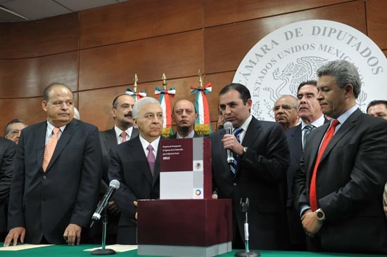 Ernesto Cordero entregó Proyecto de Paquete Económico 2012 al Congreso