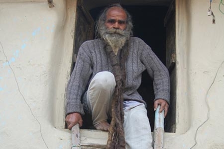 Conoce al hombre que lleva 38 años sin bañarse