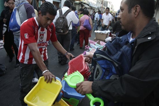 Ambulantes hacen su agosto en el Día de Reyes; policías no pudieron contenerlos
