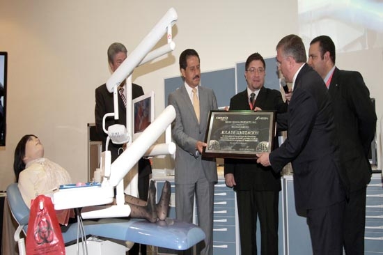 BUAP recibió reconocimiento por acreditar programa de simulación dental