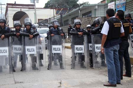 Granaderos desalojaron a inconformes que tomaron presidencia de Chiautzingo