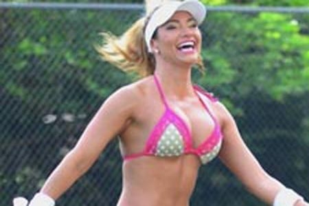 Jennifer Nicole presume bikini y juega tenis