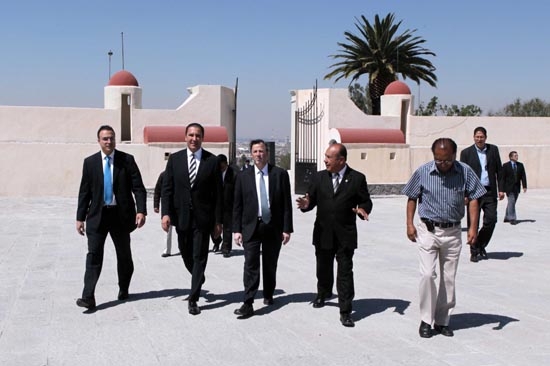 RMV muestra obras emblemáticas del 5 de mayo al secretario de Hacienda federal