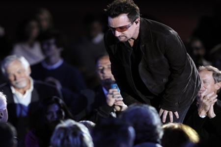 Bono y Lady Gaga le cantaron a Clinton