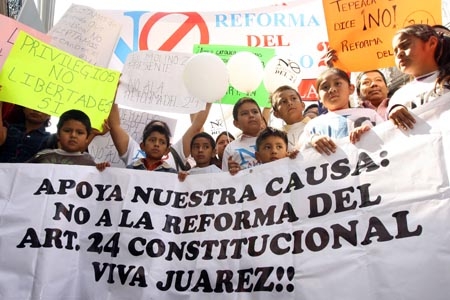 Iglesias protestantes se manifiestan en el Congreso de Puebla
