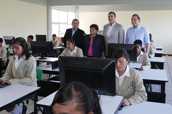 Antorchistas apachan a gobernador de Puebla