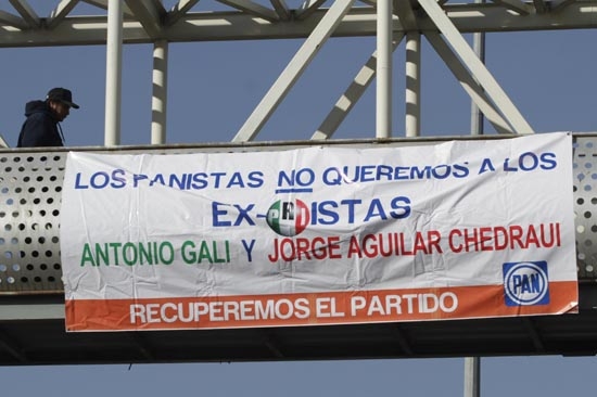 Aparecen mantas de supuestos panistas contra Elba, Gali y Aguilar Chedraui