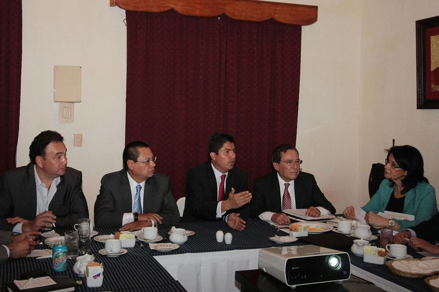 Rivera cabildea su Ley de Ingresos 2012 con los diputados