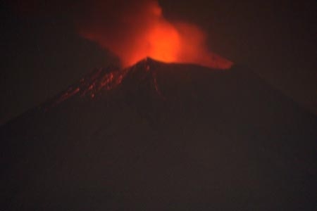Popocatépetl arroja material incandescente