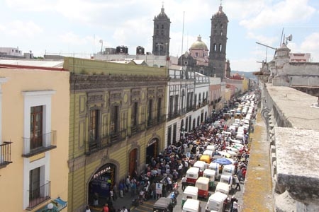 Dueños de mototaxis retan al Congreso y a Moreno Valle