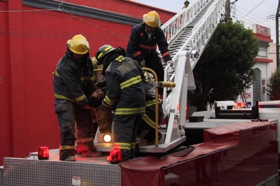 Ebrio se electrocutó por robar cables de luz en la colonia Santiago