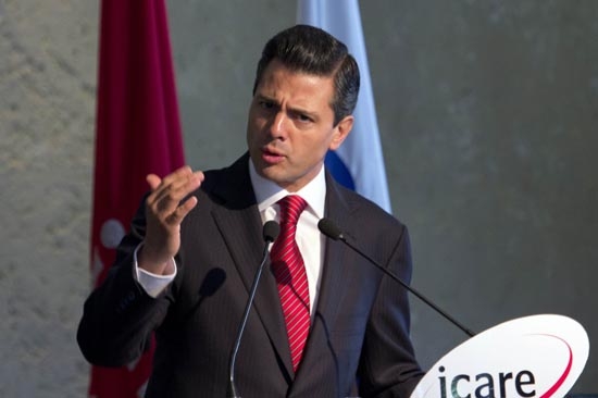 Peña Nieto va por inversión privada en Pemex y reforma laboral