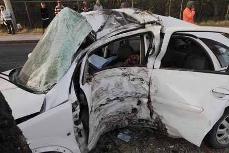 Mujer murió tras impactar su automóvil contra un árbol en bulevar Forjadores