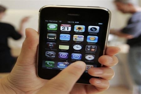 Mujer pereció electrocutada al usar iPhone