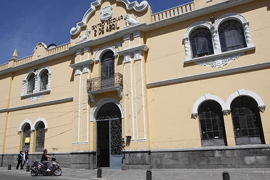 Escuelas “2 de Abril” y “Aquiles Serdán”, en riesgo de derrumbe; reubicarán a 585 alumnos
