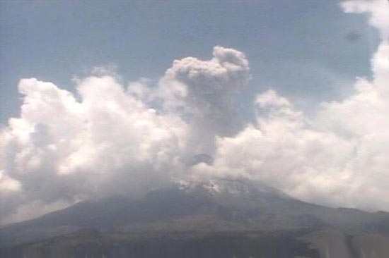 Popocatépetl registra nueva explosión, lanza ceniza a 2.5 kilómetros