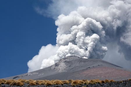 Popocatépetl se reactiva y emite fumarolas