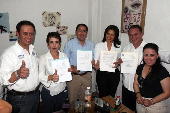 Enrique Guevara y Marisa Ortiz presentan declaración patrimonial y prueba antidoping al IFE