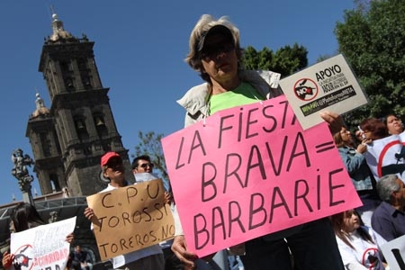 Grupos en contra de las corridas de toros llegaron al zócalo poblano