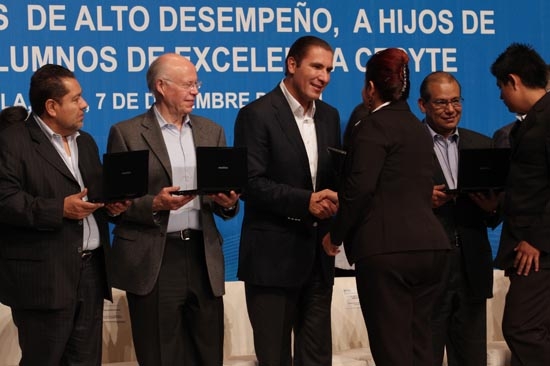 UNAM, BUAP y gobierno estatal alfabetizan a 17 mil poblanos
