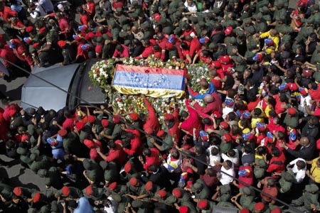 Miles de venezolanos forman marea roja para despedir a Hugo Chávez