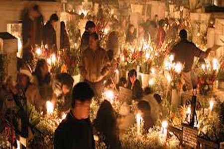 Mixquic recibe con velas y flores a los muertos