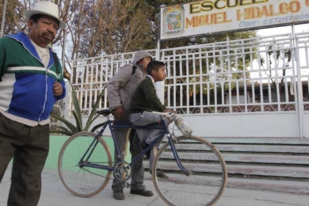 Vivir bajo el volcán: suspenden clases en escuelas cercanas al Popo