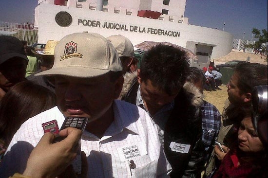 Integrantes del SME protestaron en los Juzgados Federales en apoyo a Miguel Márquez