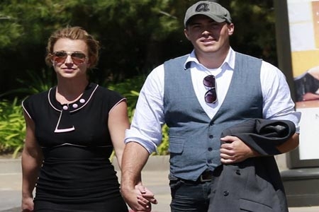 Britney Spears presenta a su nuevo novio