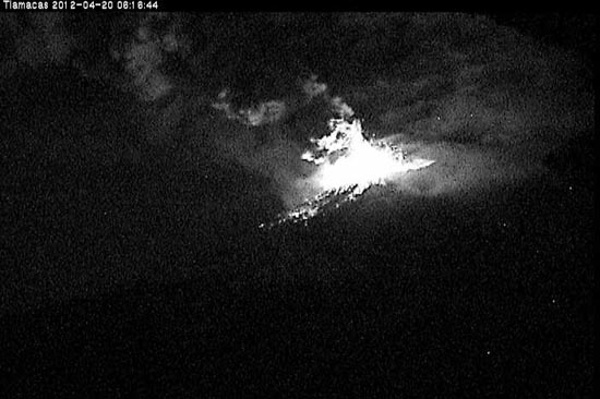 Popocatépetl mantiene incandescencia y exhalaciones