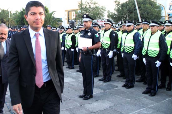 Policías municipales de Puebla reciben renivelación salarial y pago retroactivo