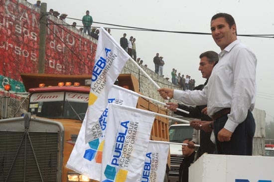 Moreno Valle pone en marcha obra carretera en Eloxochitlán