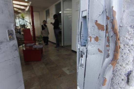 Asaltan oficinas del periódico digital E-Consulta; PGJ investiga
