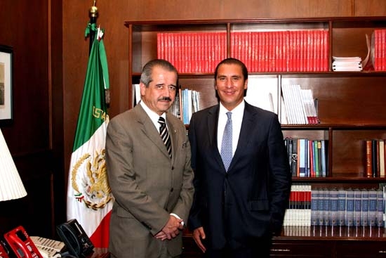 Moreno Valle pacta cobertura universal de servicios de salud