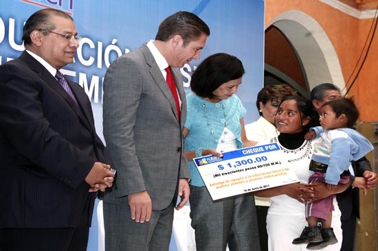 Gobierno de Puebla entrega becas a estudiantes de bachillerato embarazadas y madres solteras