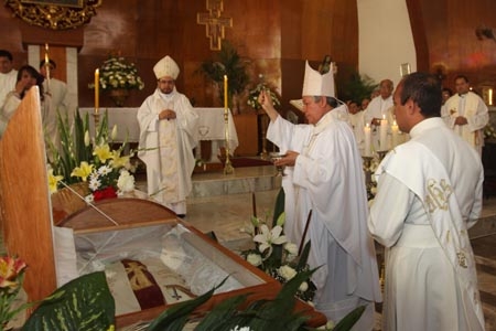 Dan el ultimo adiós al Padre Humberto Vargas