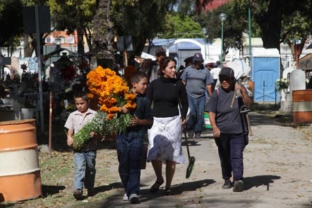 Panteón Municipal recibió numerosa afluencia de visitantes previo al Día de Muertos