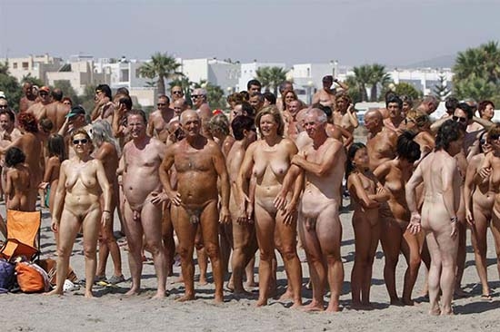 Baten récord mundial de baño nudista colectivo