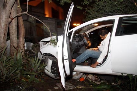 Hombre muere al volcar su automóvil en la avenida Las Torres