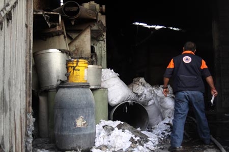 Incendio en fábrica textil de la colonia Tepeyac consumió 19 pacas del algodón